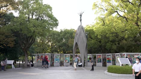 Touristen-Besuchen-An-Einem-Sonnigen-Nachmittag-Das-Kinderfriedensdenkmal-In-Hiroshima