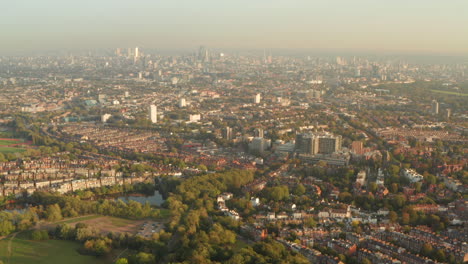 Luftbild-Slider-Aufnahme-Der-Skyline-Von-Central-London-Von-Hampstead-Und-Belsize-Park-Aus