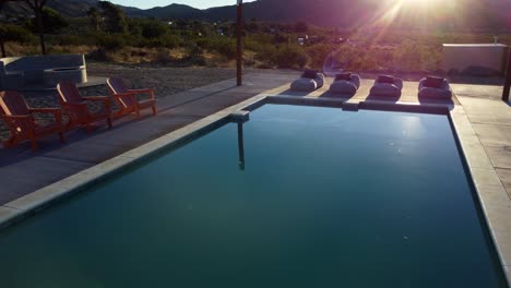 Drohne-Fliegt-Bei-Sonnenuntergang-über-Dem-Schwimmbad-In-Einem-Entspannenden-Ferienresort
