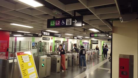 Menschen-Betreten-Die-Pendler-U-Bahn-Linie-L2-L3-Der-Stadt-Barcelona-In-Spanien