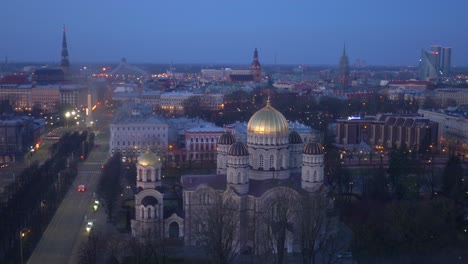 Frühmorgendliche-Errichtung-Des-Alten-Stadtzentrums-Von-Riga-Mit-Blick-Auf-Die-Kathedrale