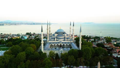 Cinematic-Establishing-Aerial-Drone-View-of-The-Blue-Mosque-in-at-Golden-Hour-in-Istanbul,-Turkey