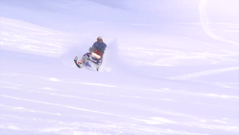 Icono-Cinematográfico-Pase-épico-Colorado-Humo-Frío-Debajo-Del-Punto-De-Congelación-Snowboarder-Motos-De-Nieve-Polvo-Polar-Nieve-Fresca-Gira-Temprano-Pájaro-Azul-Mañana-Impresionante-Hermosa-Cámara-Súper-Lenta-Seguir-Movimiento-Pan