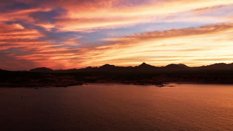 La-Puesta-De-Sol-De-Fuego-Refleja-Vibrantes-Tonos-Rosados-Rojos-Contra-El-Paisaje-Oceánico-En-Baja-California-Sur