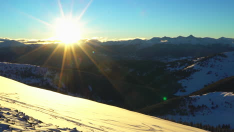 Filmisches-Epos-Ikone-Winter-Vail-Pass-Colorado-Goldene-Stunde-Sonnenuntergang-Sonnenlicht-Letztes-Licht-Pulver-über-Der-Baumgrenze-Felsige-Berglandschaft-Hinterland-Szenisch-Schwenk-Nach-Links-Bewegung