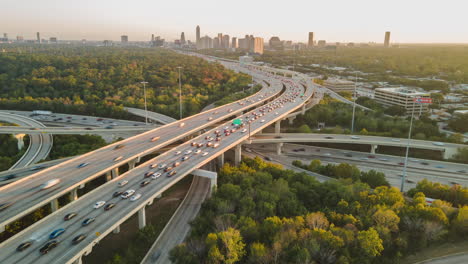 Luftdrohnen-Hyperlapse-Fliegen-Bei-Tageslicht-über-Der-Großen-Städtischen-Autobahnkreuzung-In-Houston,-USA,-Interstate-I10-Und-I610-Freeway