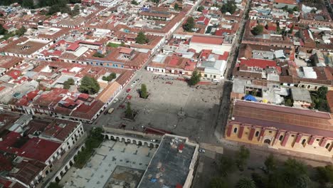 Panorama-Drohne-Aus-Der-Luft-über-Dem-Viertel-San-Cristobal-De-Las-Casas,-Mexiko,-Mit-Roten-Ziegelhäusern