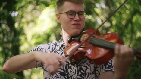 Nahaufnahme-Eines-Jungen-Talentierten-Geigers,-Der-In-Der-Natur-Geige-Spielt,-Flacher-Fokus