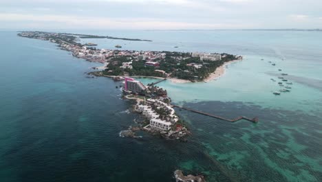 Drone-Sobre-Isla-Mujeres-México-Viaje-Destino-De-Vacaciones-Riviera-Maya-Cancún-Imágenes-Aéreas