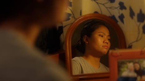 Spiegelansicht-Eines-Asiatischen-Indonesischen-Mädchens,-Das-Seufzt,-Traurig-Ist-Und-Das-Licht-Ausschaltet