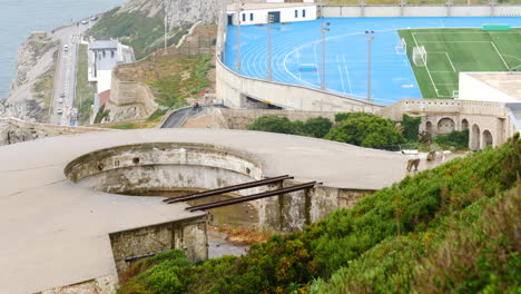 Berberaffen-Laufen-Auf-Einer-Betonplatte-Auf-Einem-Felsen-Von-Gibraltar