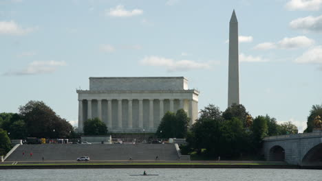 Monumento-A-Lincoln-Y-Monumento-A-Washington-Desde-El-Otro-Lado-Del-Río-Potomac,-Washington-DC
