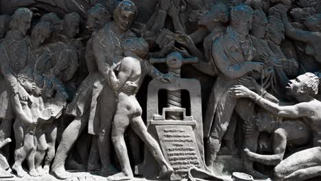 Steinrelief-Mit-Darstellung-Von-Wilberforce-Und-Der-Befreiung-Von-Der-Sklaverei