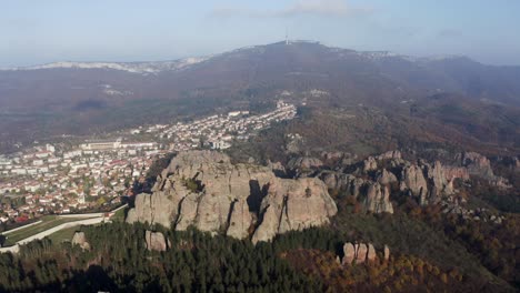 Drohne-Schwenkt-Von-Rechts-Nach-Links-über-Die-Klippe-Von-Belogradtschik,-Die-Natürlichen-Felsskulpturen-Westlich-Der-Stadt-Belogradtschik,-In-Den-Ausläufern-Des-Westlichen-Balkangebirges