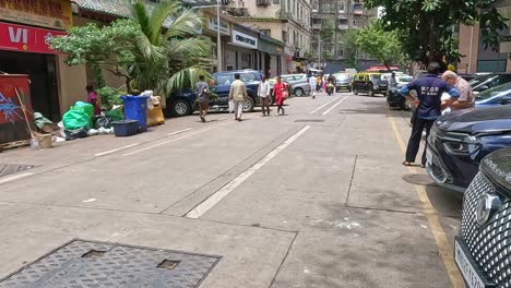 Mumbai,-Indien---20.-August-2023:-Straßenszene-In-Mumbai-Indien-Mit-Einem-Vorbeifahrenden-Motorrad-Mit-Drei-Passagieren-An-Bord