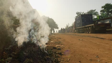 Kumasi,-GhanaPlastikmüllverbrennung-An-Der-Straßenecke-Einer-Stadt-In-Afrika,-Stadtverschmutzungskonzept