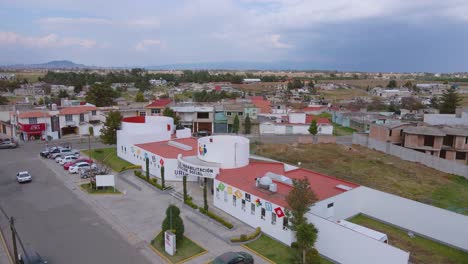 Una-Extraordinaria-Y-Espléndida-Vista-Aérea-Captura-El-Encantador-Diseño-De-Un-Centro-De-Rehabilitación-Y-Sus-Vibrantes-Alrededores-En-Ecatepec-De-Morelos,-México.