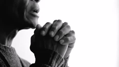 Orando-A-Dios-Con-Las-Manos-Juntas-Sobre-Fondo-Gris-Almacen-De-Metraje-De-Video