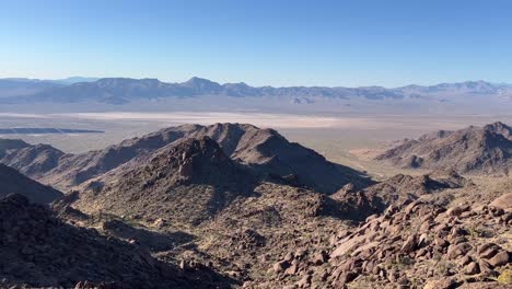 Die-Riesige-Bergkette-In-Der-Mojave-Wüste-Während-Einer-ATV-Tour