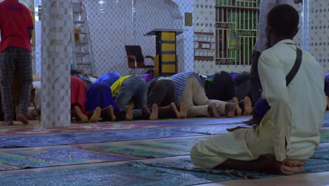 Musulmanes-Africanos-Negros-Rezando-Dentro-De-Una-Mezquita-Durante-El-Ramadán