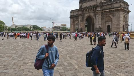Mumbai,-India---20-August-2023:-Tourists-and-locals-milling-around-in-the-courtyard-of-the-famous-Gateway-of-India-arch-in-Mumbai-India