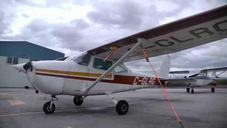 Blick-Von-Links-Auf-Das-Flugzeug-Cessna-Skyhawk-–-Nahaufnahme