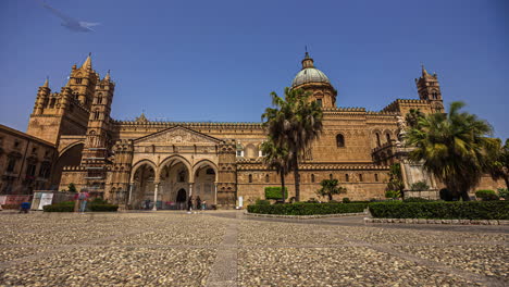 Timelapse-of-people-in-front-of-the-Cattedrale-di-Palermo,-in-sunny-Sicily,-Italy