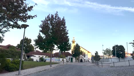 Statische-Aufnahme-Des-Viertels-Lissabon-Und-Der-Katholischen-Kirche-Mit-Mond-Im-Hintergrund-In-Portugal