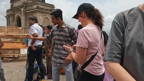 Mumbai,-Indien---20.-August-2023:-Freundliche-Touristen-Und-Einheimische-Fotografieren-Sich-Gegenseitig-In-Der-Nähe-Des-Tores-Indiens-In-Mumbai,-Indien