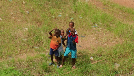Schwarzafrikanische-Kinder-Spielen-Und-Tanzen-Zusammen-Auf-Einer-Grünen-Wiese-In-Afrika