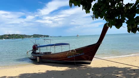 Stationary-long-tail-boat-on-a-sunny-day-in-Phuket,-Thailand