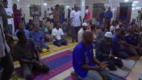 Schwarze-Musselin-Afrikaner-Bekennen-Ihren-Glauben-An-Allah-Und-Beten-In-Einer-Moschee