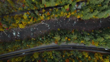 Top-Down-View-Of-Cars-Driving-Kancamagus-Highway,-New-Hampshire
