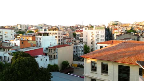 Toma-Cinematográfica-De-Un-Dron-De-Unas-Concurridas-Calles-De-Estambul-Al-Atardecer