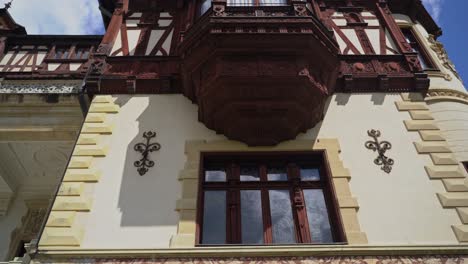 Berg-Peles-Schloss-Rumänien-Sinaia-4k-Kamera-Nach-Unten-Neigen