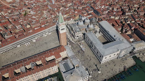 Vista-Panorámica-De-La-Plaza-De-San-Marcos-En-Venecia,-Italia,-Muchos-Turistas-Y-Viajeros-Mirando-La-Arquitectura-Y-La-Historia-De-Los-Edificios.