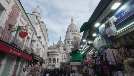 Barrio-Con-Tiendas-Turísticas-En-Montmartre-Al-Lado-Del-Sacre-Coeur
