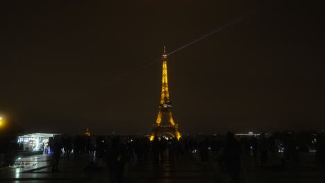 Nachtaufnahme-Des-Beleuchteten-Eiffelturms