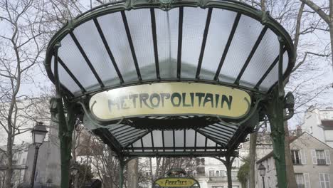 Typischer-Pariser-U-Bahn-Eingang.-Metropolitan.-Statische-Aufnahme