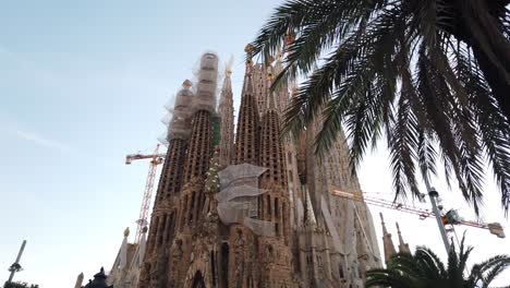 Toma-Panorámica-De-La-Sagrada-Familia-De-Gaudí-En-Barcelona-En-Construcción