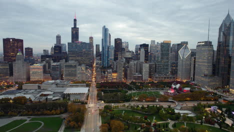 Aerial-tracking-shot-of-fall-foliage-in-Grant-park-and-skyscrapers-of-Loop,-Chicago