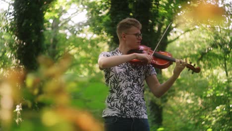 Wunderschöne-Outdoor-Musikdarbietung-Eines-Jungen-Kaukasischen-Mannes,-Der-Geige-Spielt