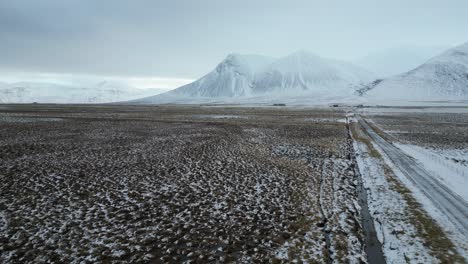 Paisaje-De-Montaña-En-El-Noroeste-De-Islandia-Con-Nieve,-Antena