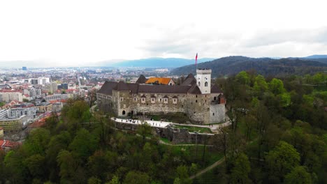 Filmisches,-Umlaufendes-Drohnenvideo-Der-Burg-Von-Ljubljana-Bei-Bewölktem-Wetter