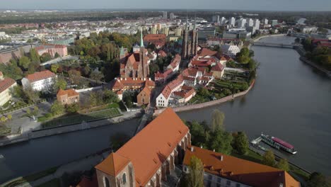 Beeindruckende-Kirche-Und-Kathedrale,-Getrennt-Durch-Die-Oder-In-Der-Stadt-Breslau