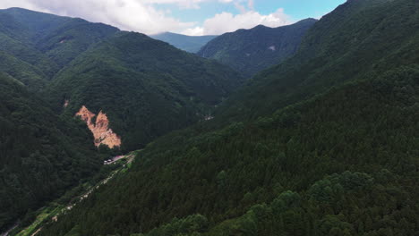 Vista-Aérea-Sobre-Las-Montañas-En-El-Parque-Nacional-Joshinetsu,-Verano-En-Nagano,-Japón
