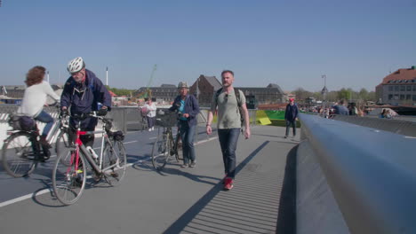 Radfahrer-Und-Fußgänger-Genießen-Einen-Sonnigen-Tag-Auf-Der-Fahrradbrücke-In-Kopenhagen