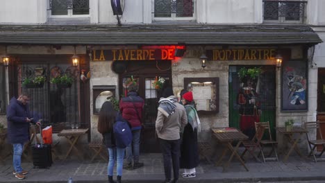 The-taverne-de-montmartre-in-Paris