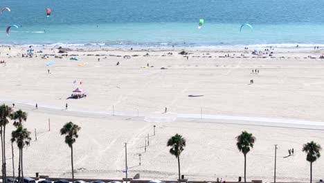 Kiteboarders-A-Lo-Largo-De-La-Costa-En-Long-Beach,-California---Antena