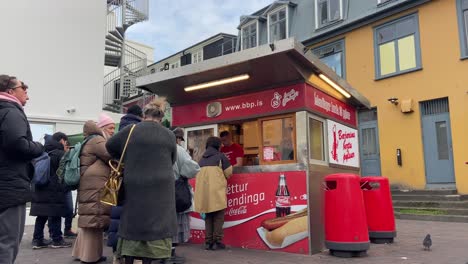 Schlange-Von-Leuten,-Die-Die-ältesten-Und-Typischsten-Hot-Dogs-In-Reykjavik-Kaufen